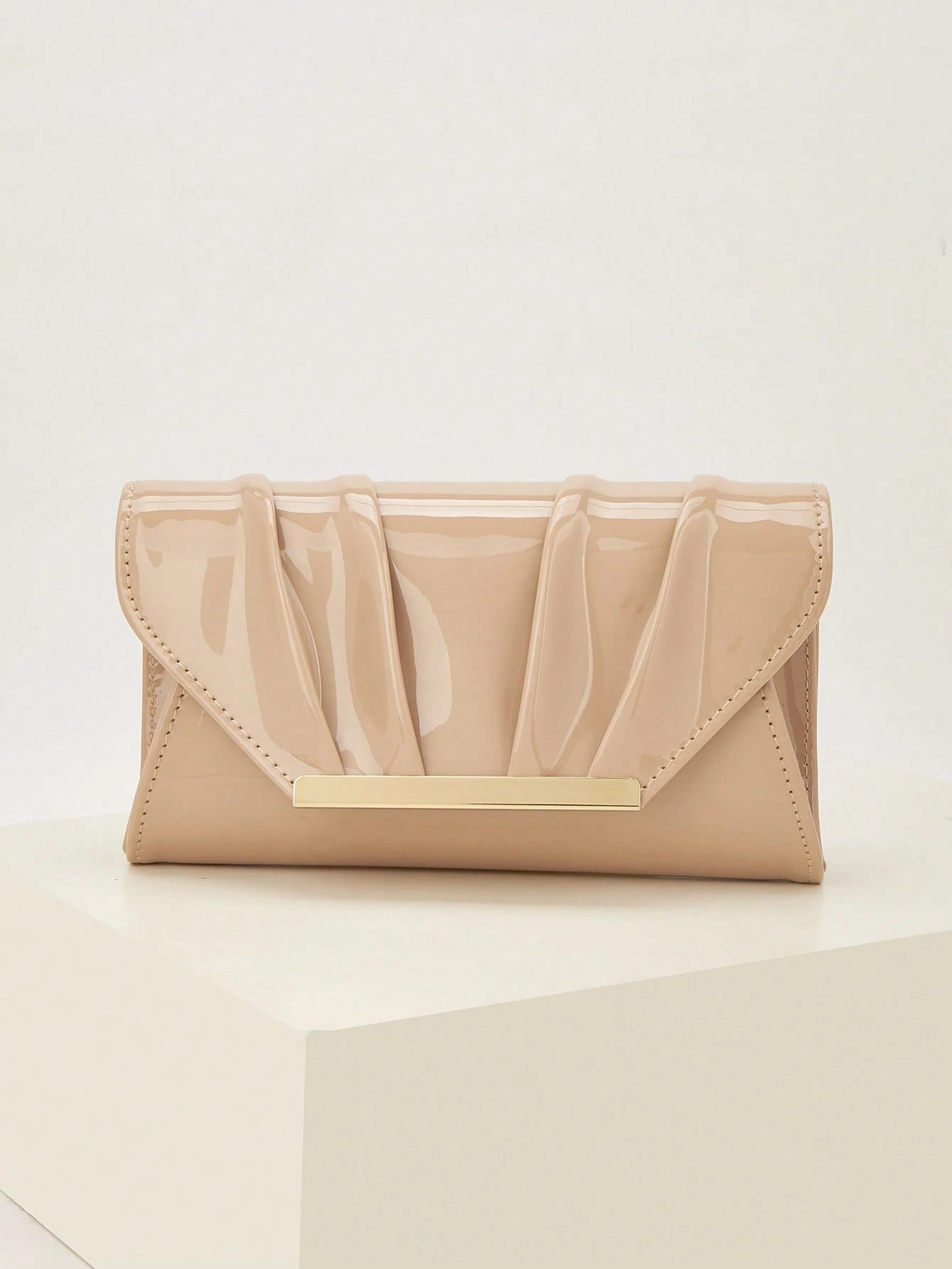 Élégante, raffinée, luxe discret, pochette laqué de couleur unie, pratique à porter, — vue 7