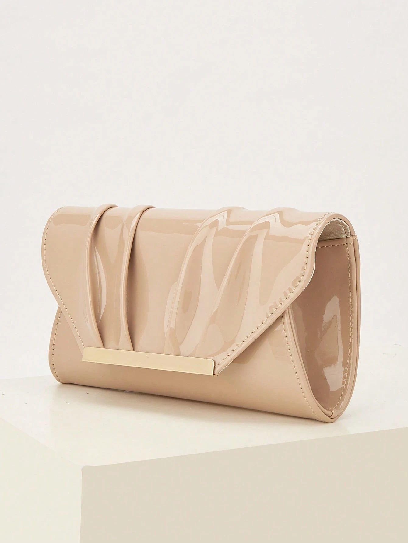 Élégante, raffinée, luxe discret, pochette laqué de couleur unie, pratique à porter, — vue 12