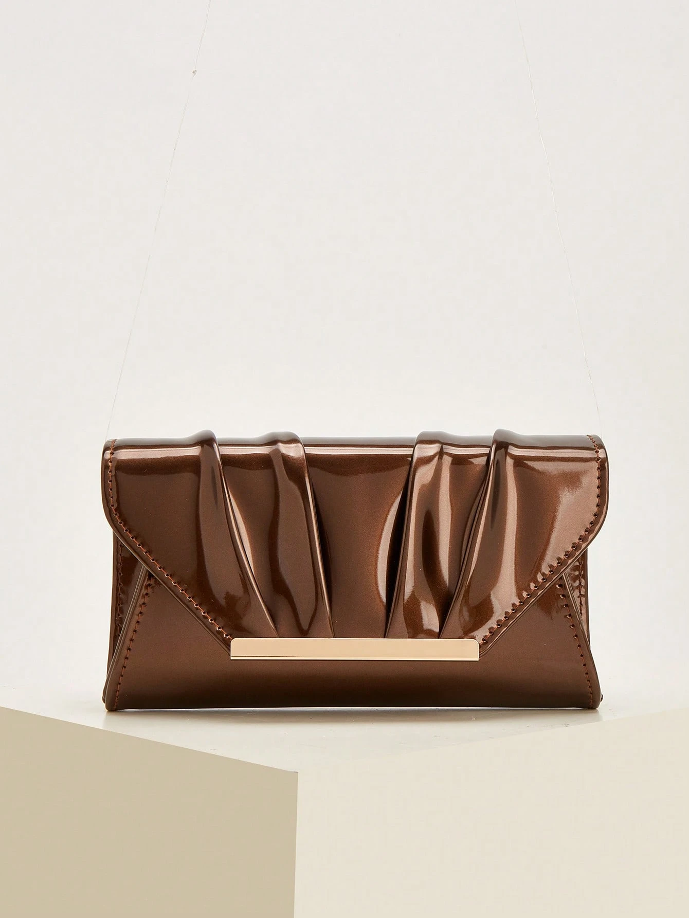 Élégante, raffinée, luxe discret, pochette laqué de couleur unie, pratique à porter, — vue 8