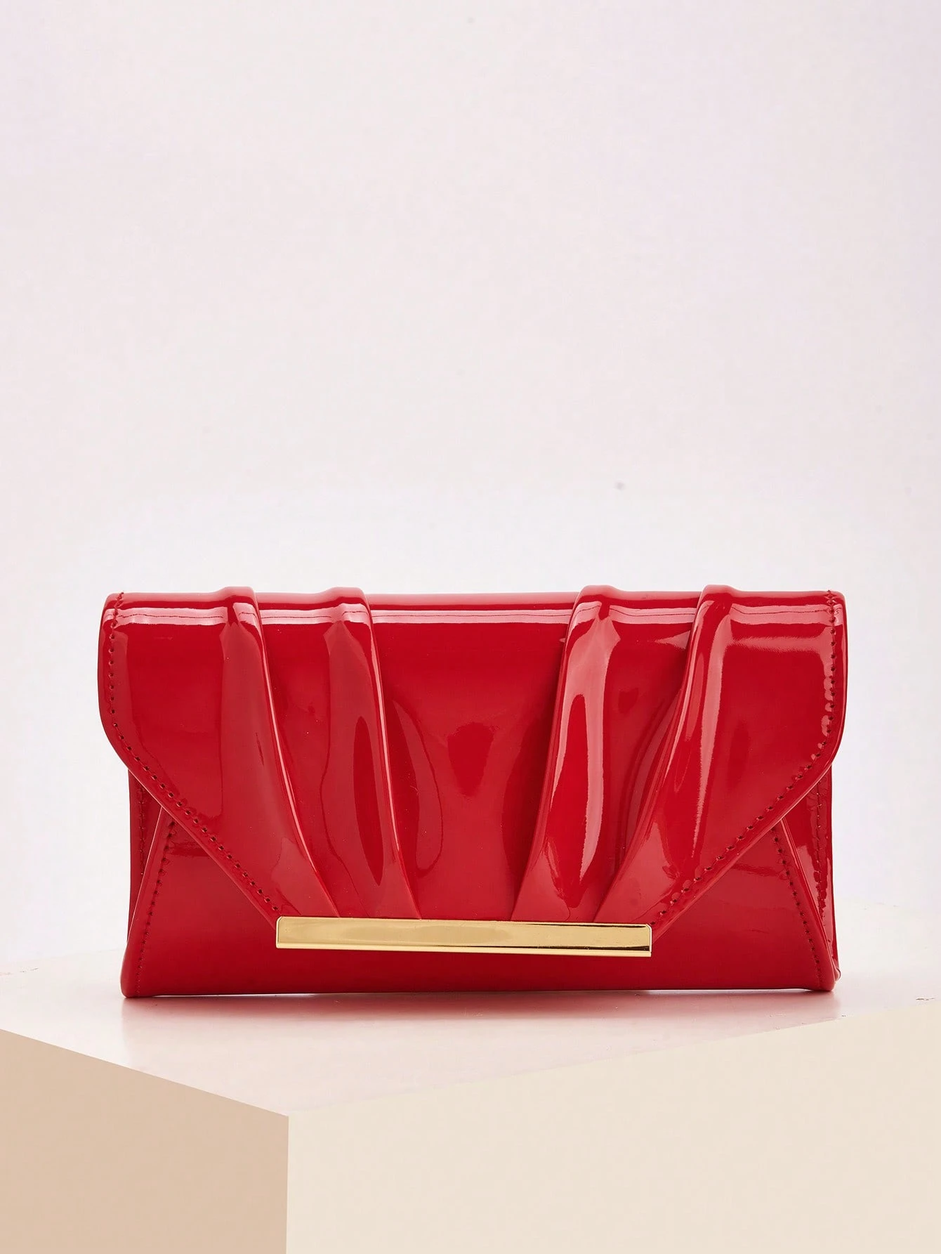 Élégante, raffinée, luxe discret, pochette laqué de couleur unie, pratique à porter, — vue 10