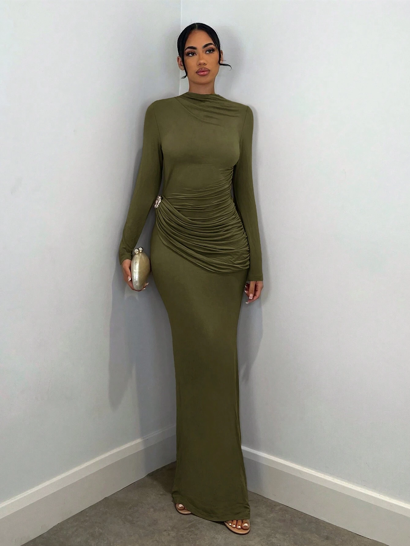 Robe élégante à manches longues pour femmes avec décoration en métal, tenue — vue 2
