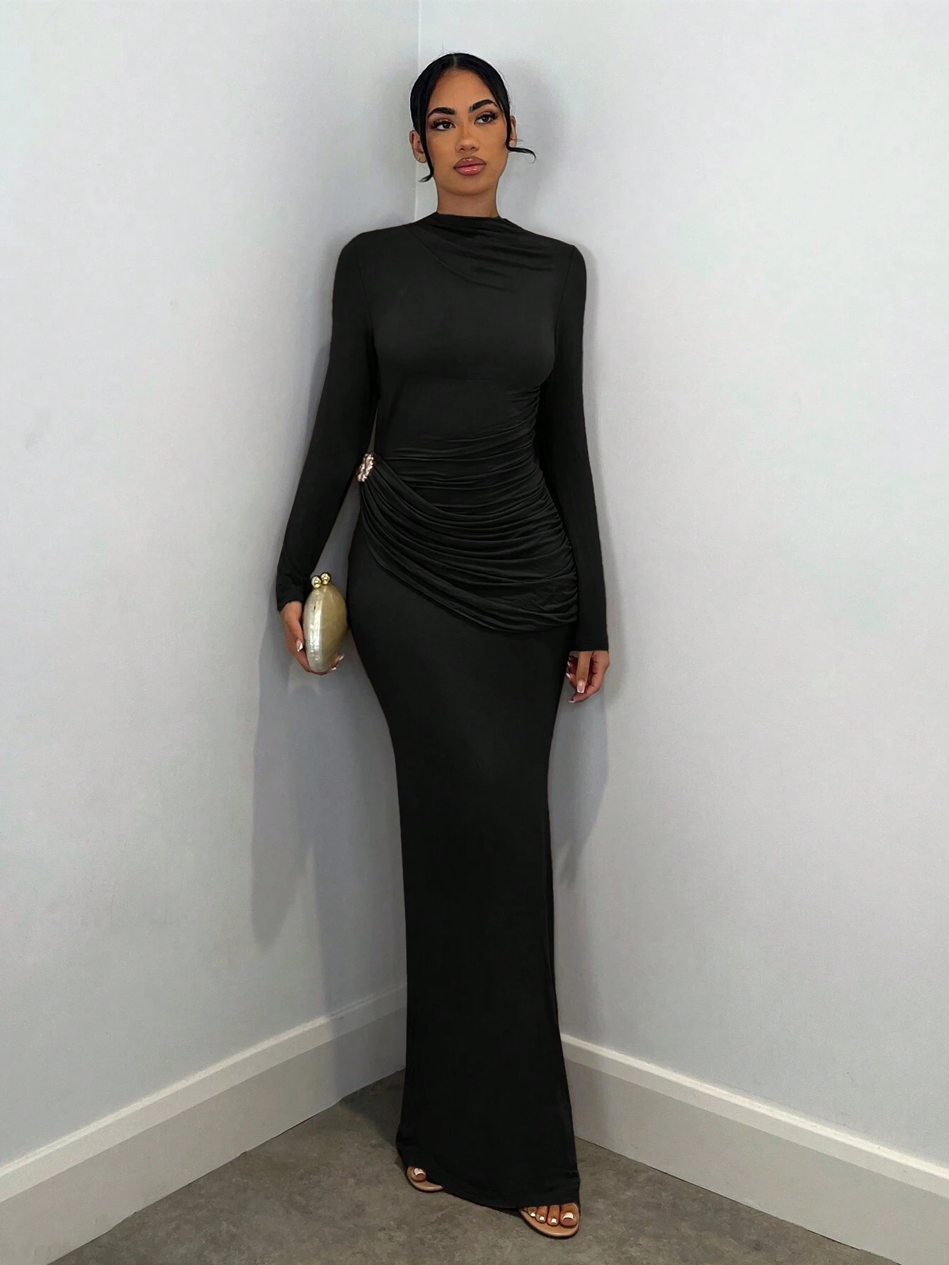Robe élégante à manches longues pour femmes avec décoration en métal, tenue — vue 3