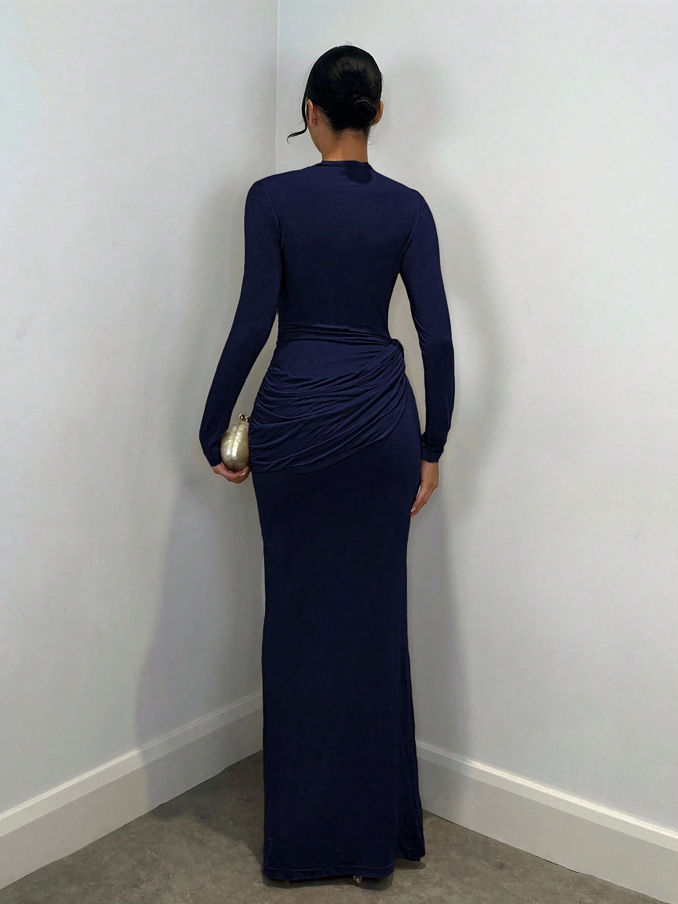 Robe élégante à manches longues pour femmes avec décoration en métal, tenue — vue 12