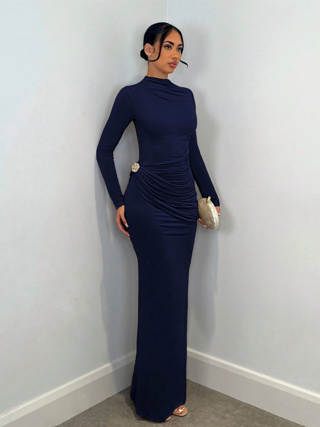 Robe élégante à manches longues pour femmes avec décoration en métal, tenue — vue 18