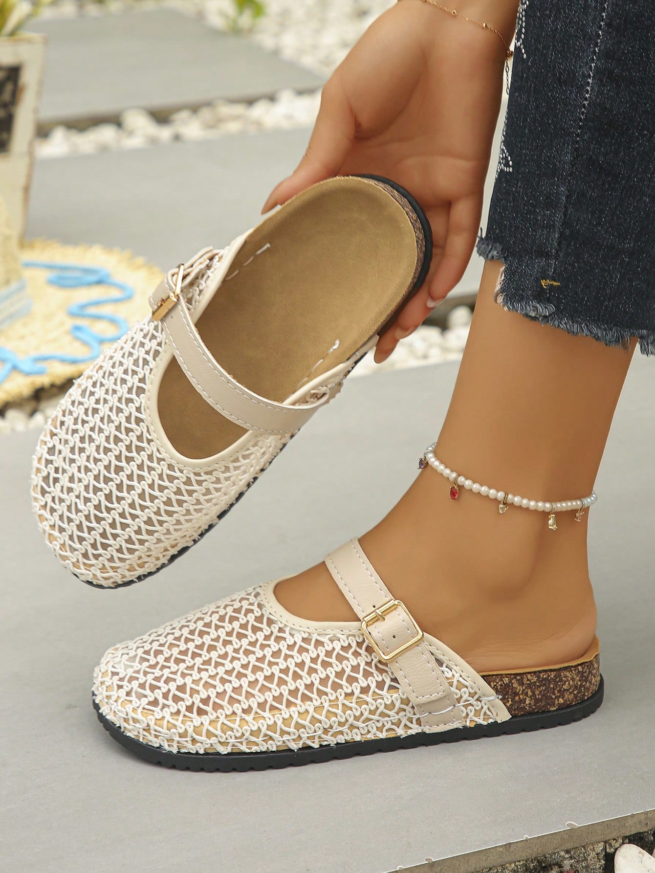 Sandales plates classiques pour femmes, mules à bout fermé en maille beige ajourée, — vue 3