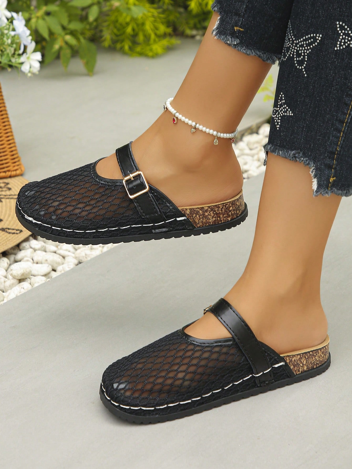 Sandales plates classiques pour femmes, mules à bout fermé en maille beige ajourée, — vue 2