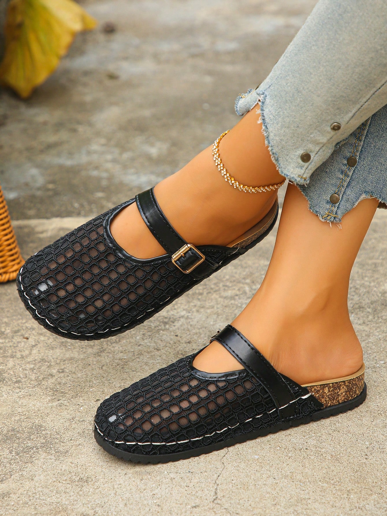 Sandales plates classiques pour femmes, mules à bout fermé en maille beige ajourée, — vue 10