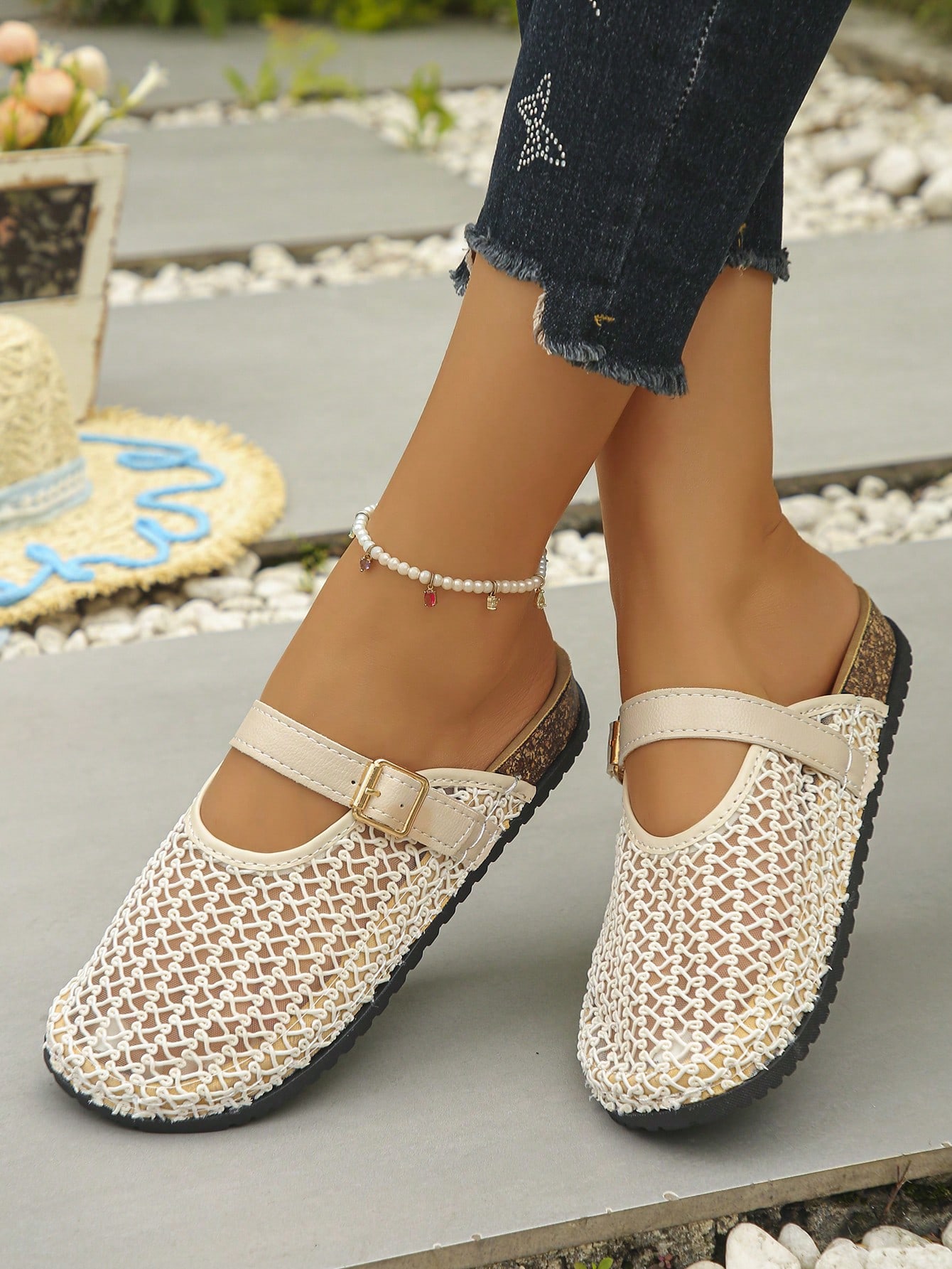 Sandales plates classiques pour femmes, mules à bout fermé en maille beige ajourée, — vue 9
