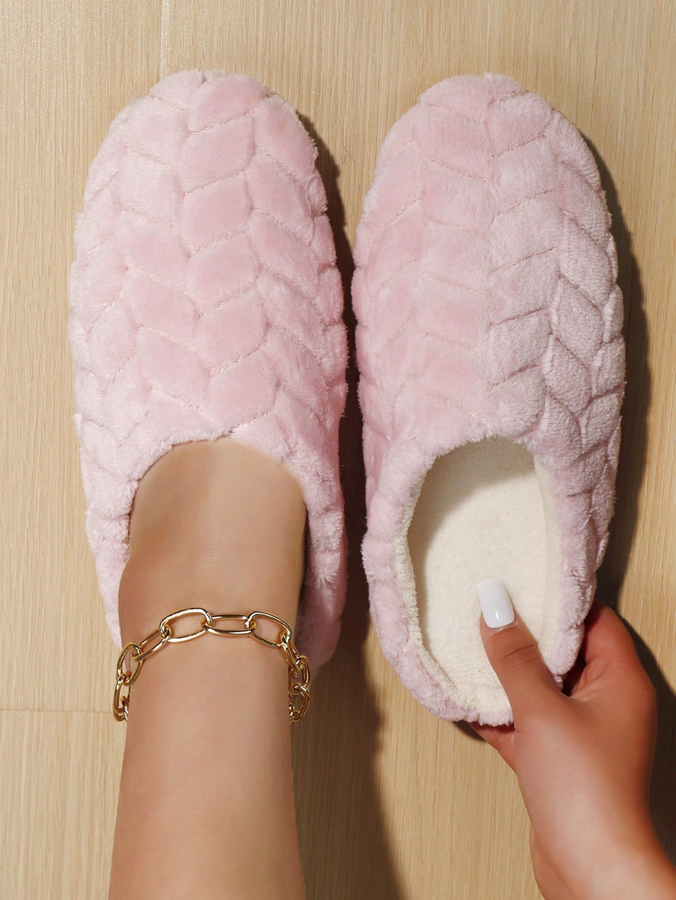 Pantoufles de maison en peluche moelleuse à carreaux pour femmes, chaussettes de sol — vue 4