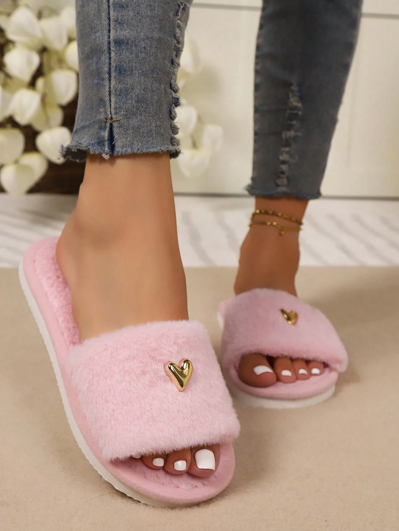 Pantoufles Y2K noires en peluche pour femmes, bout ouvert, mini clous métalliques en — vue 3