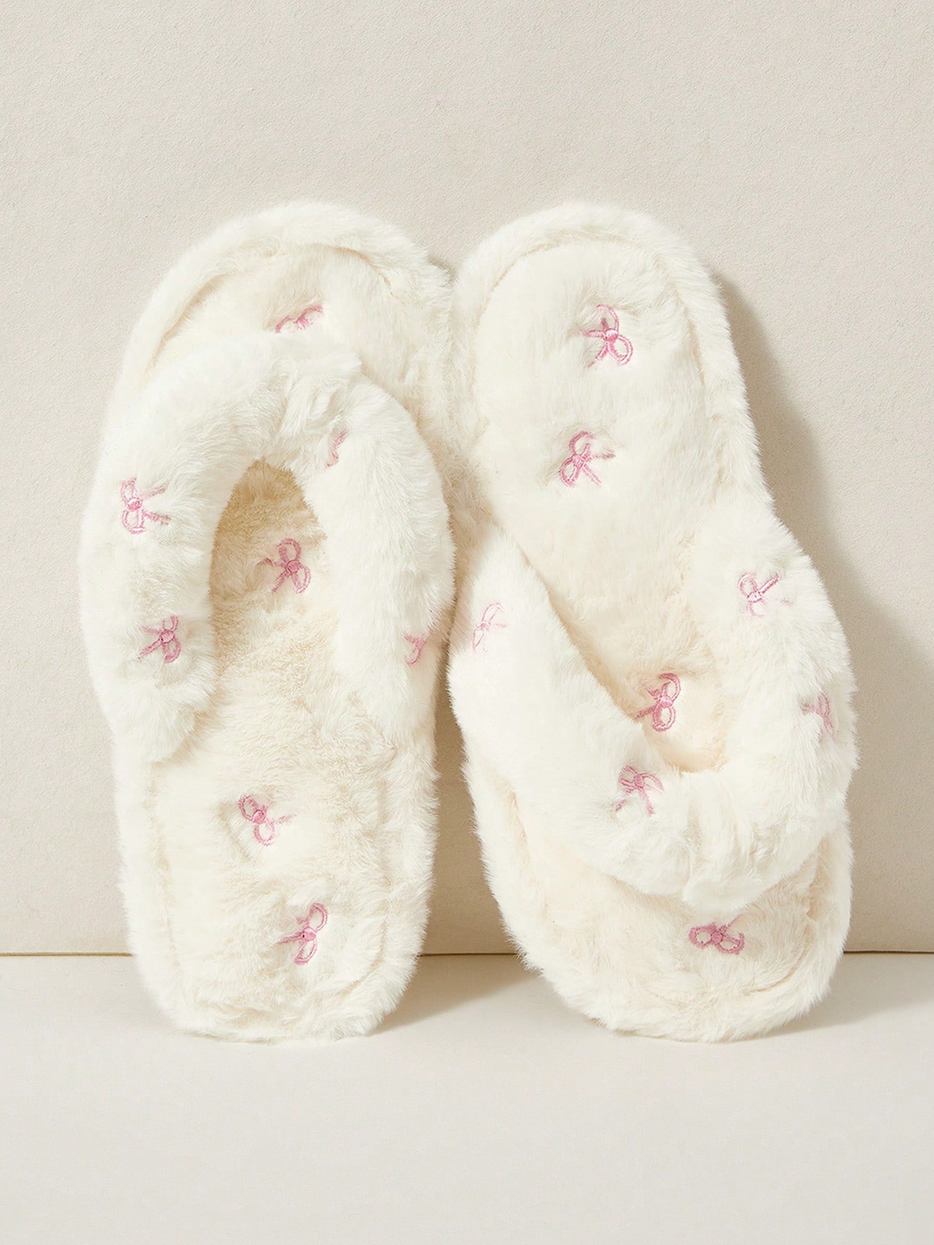 Cuccoo Pantoufles de maison pour femmes, pincées, en peluche, avec broderie de cerise, — vue 2