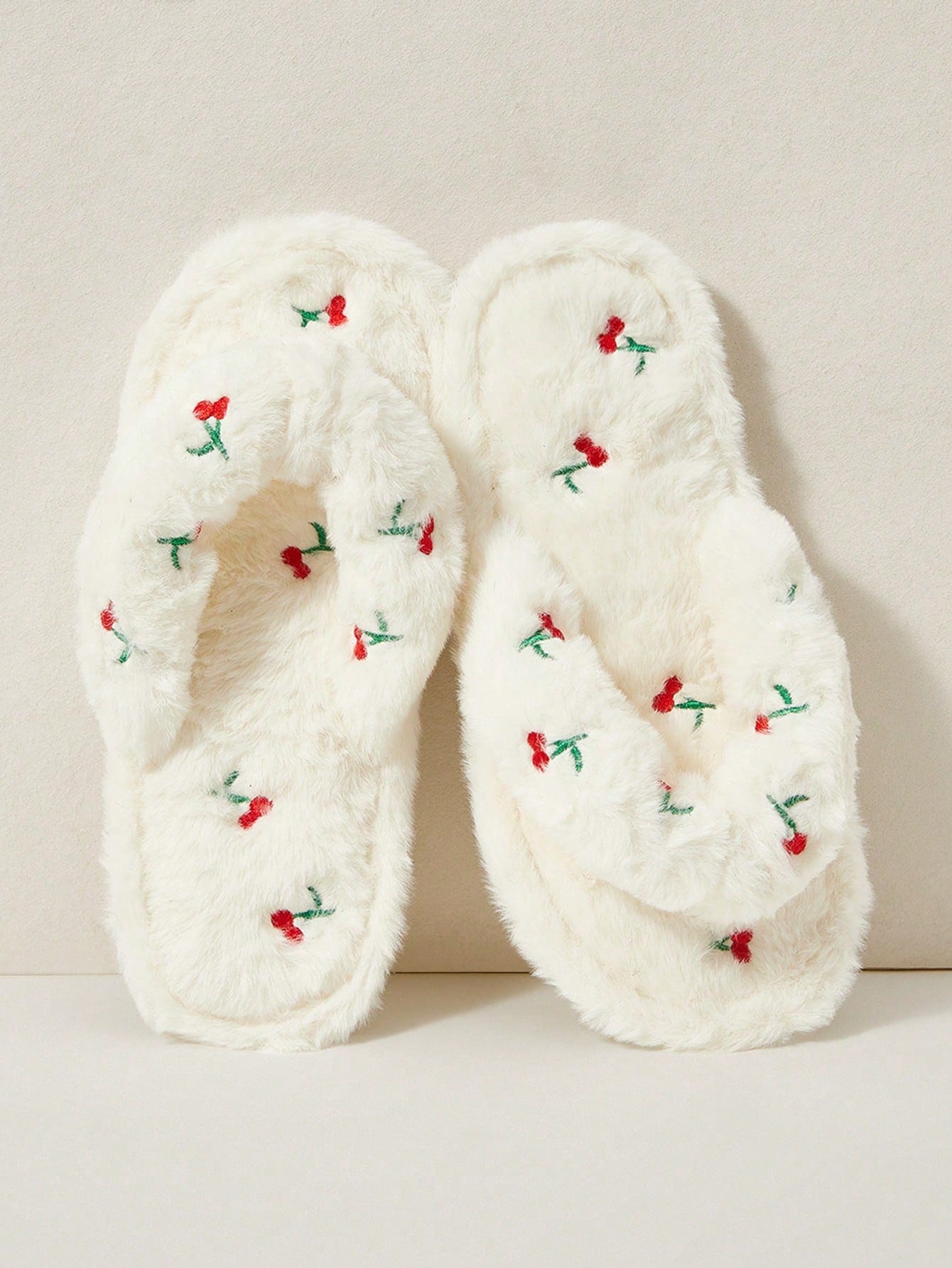 Cuccoo Pantoufles de maison pour femmes, pincées, en peluche, avec broderie de cerise,