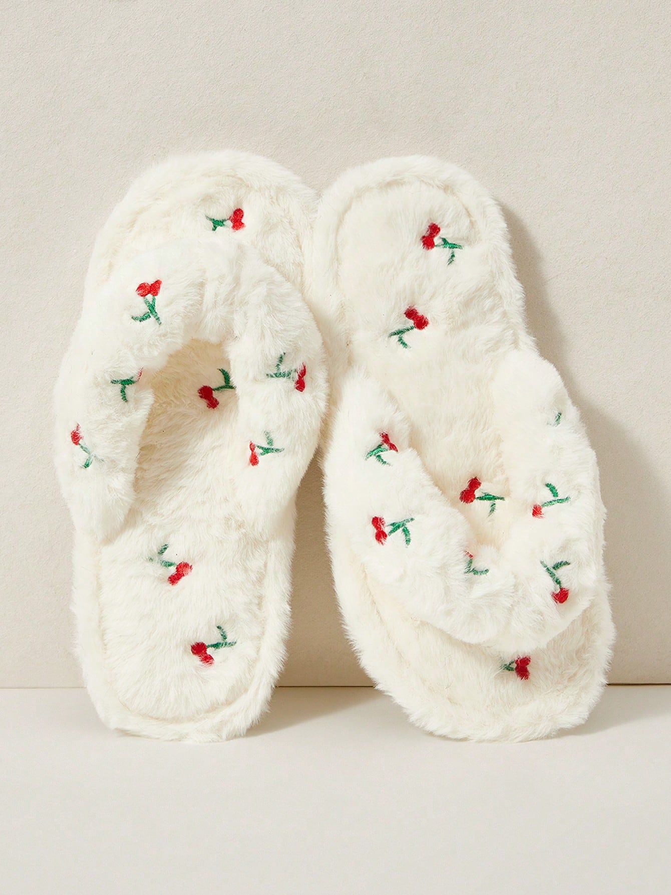 Cuccoo Pantoufles de maison pour femmes, pincées, en peluche, avec broderie de cerise,