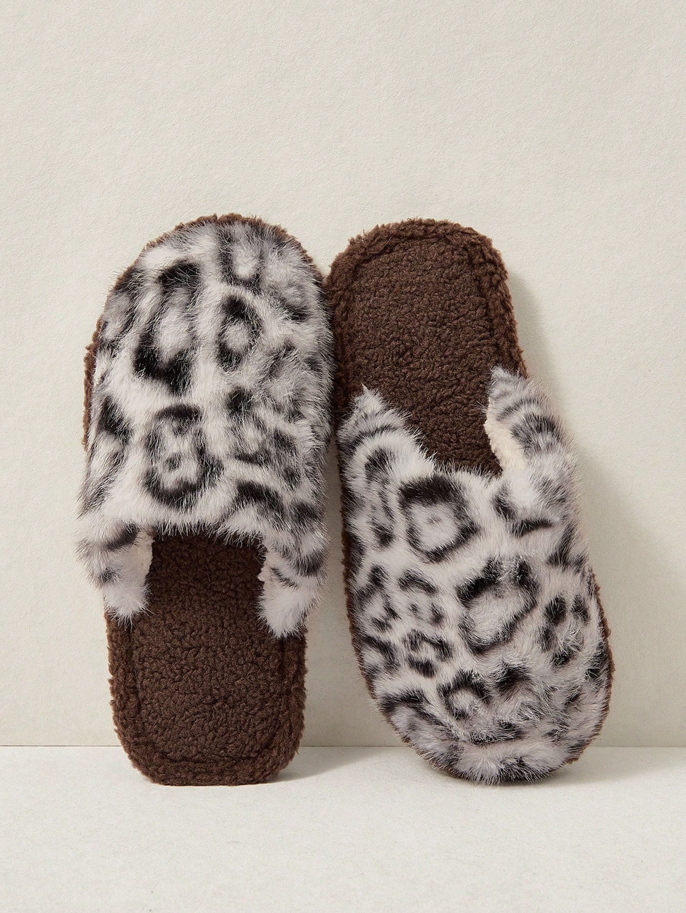Cuccoo Pantoufles de maison pour femmes, pincées, en peluche, avec broderie de cerise, — vue 3