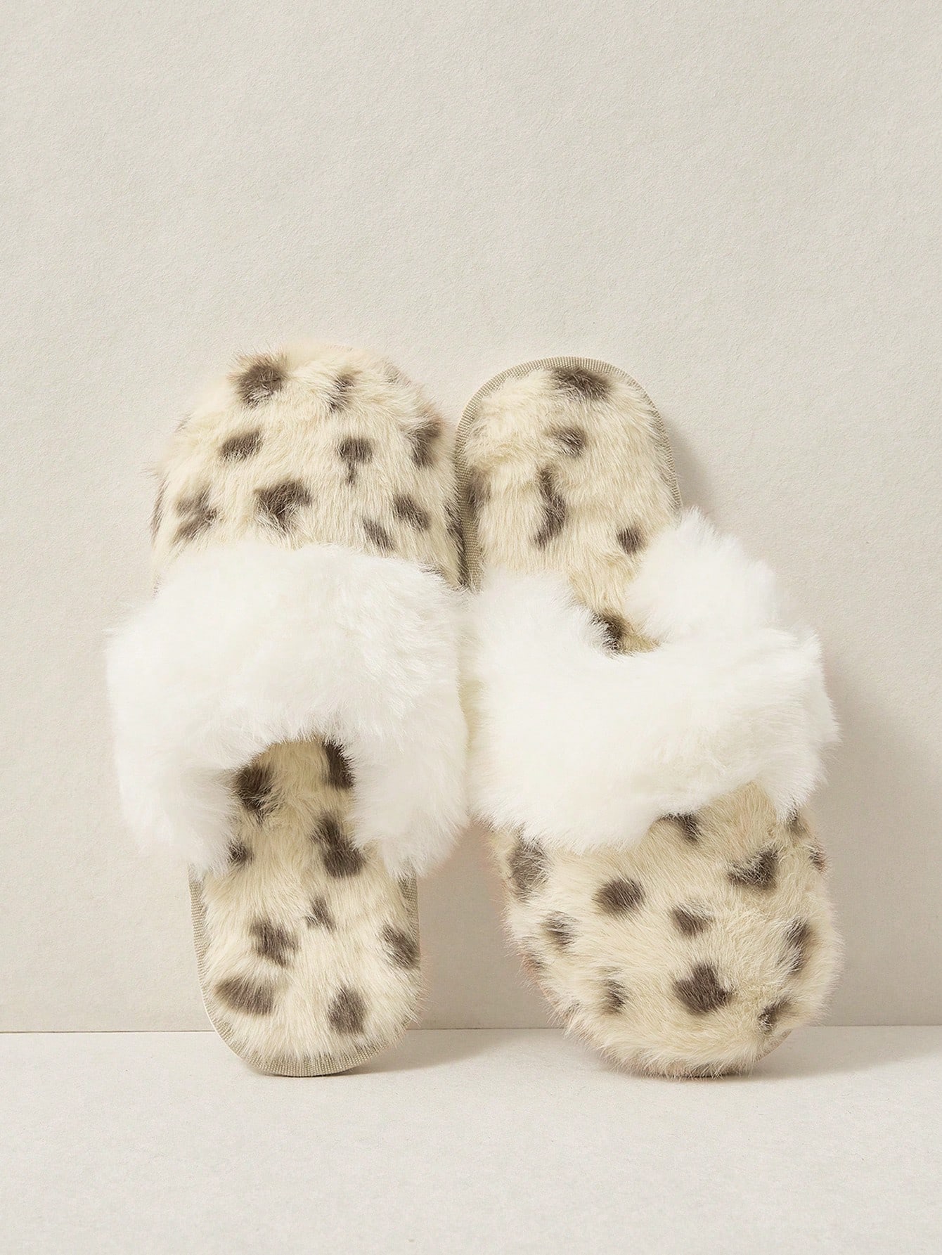 Cuccoo Pantoufles de maison pour femmes, pincées, en peluche, avec broderie de cerise, — vue 4