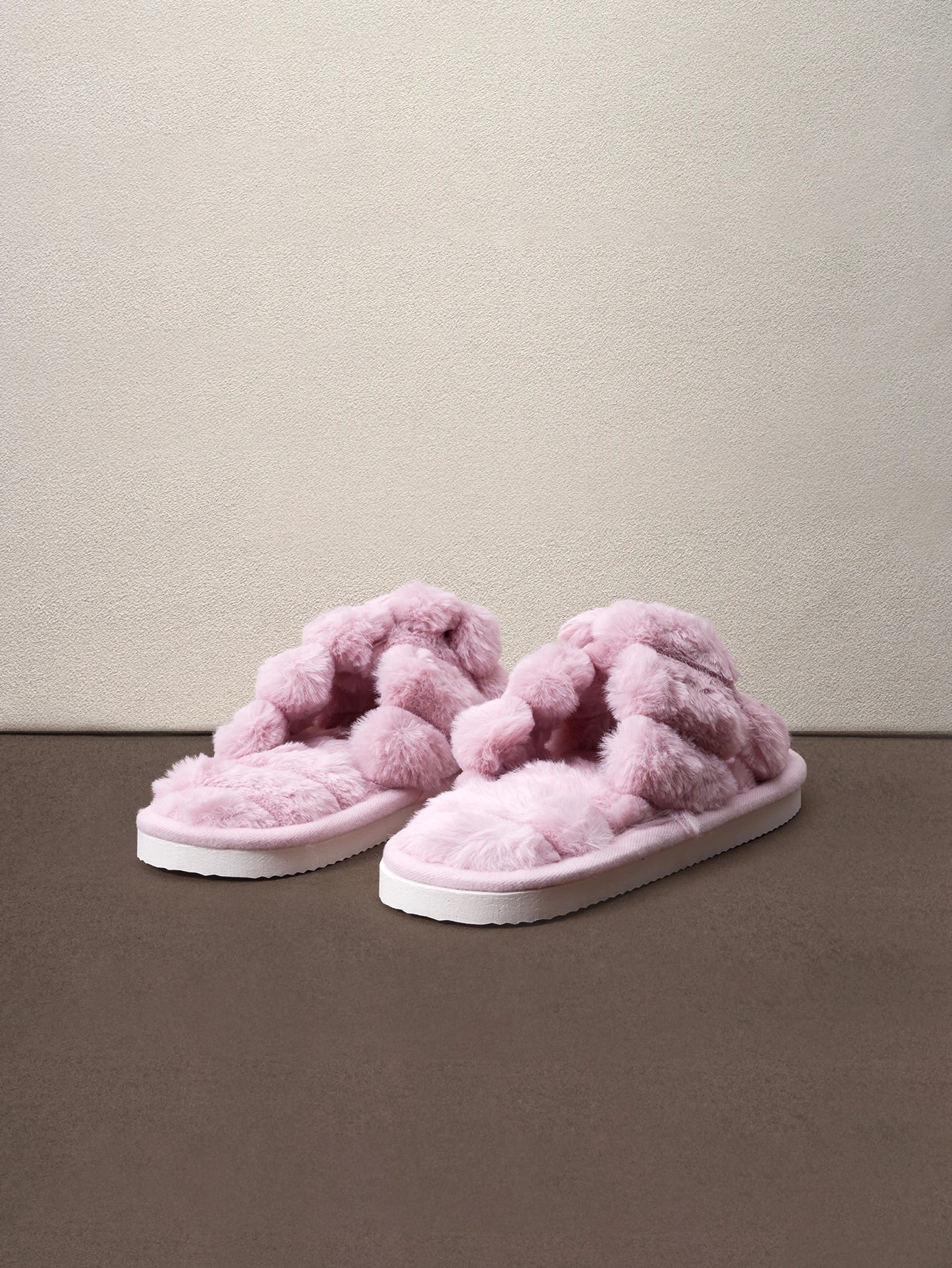 Hatastic Chaussons femme automne/hiver avec bride croisée et décoration duveteuse, — vue 2