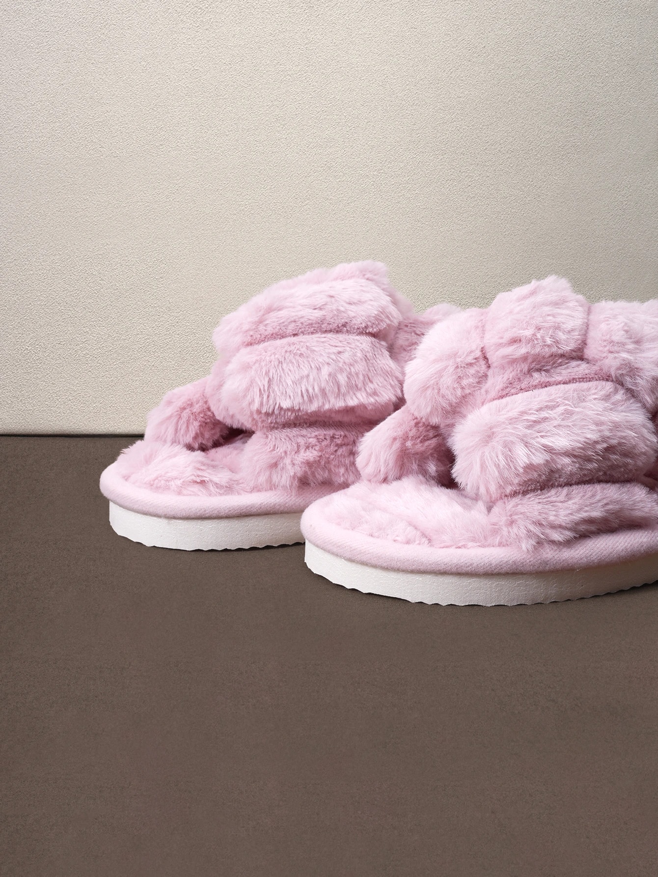 Hatastic Chaussons femme automne/hiver avec bride croisée et décoration duveteuse, — vue 4