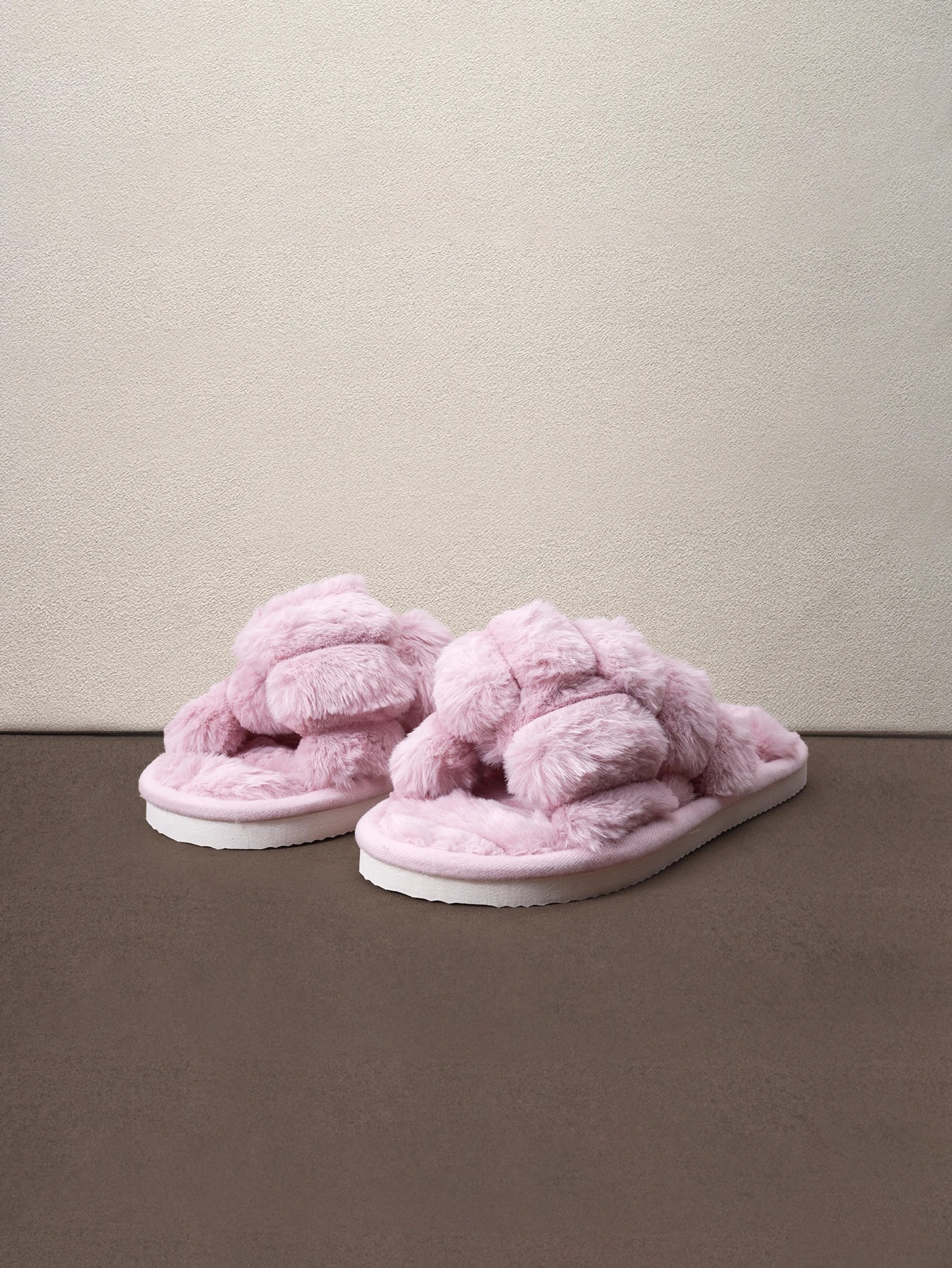 Hatastic Chaussons femme automne/hiver avec bride croisée et décoration duveteuse, — vue 3