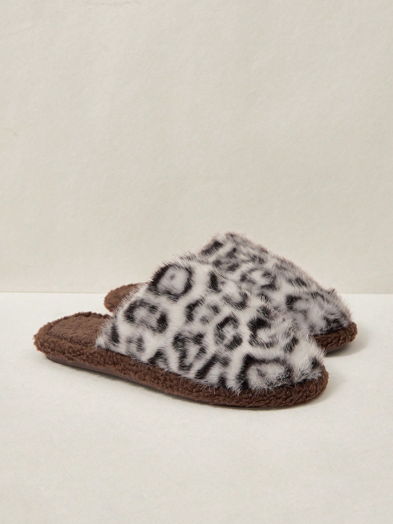 Cuccoo Pantoufles de maison pour femmes, pincées, en peluche, avec broderie de cerise, — vue 11