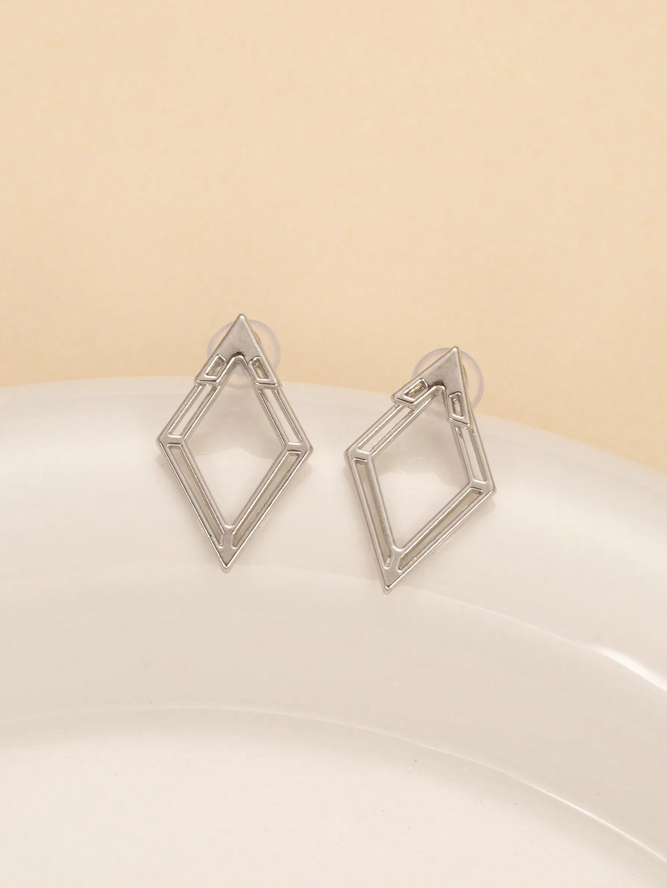 1 paire Boucles d'oreilles géométriques minimalistes creuses en forme de diamant, avant — vue 3