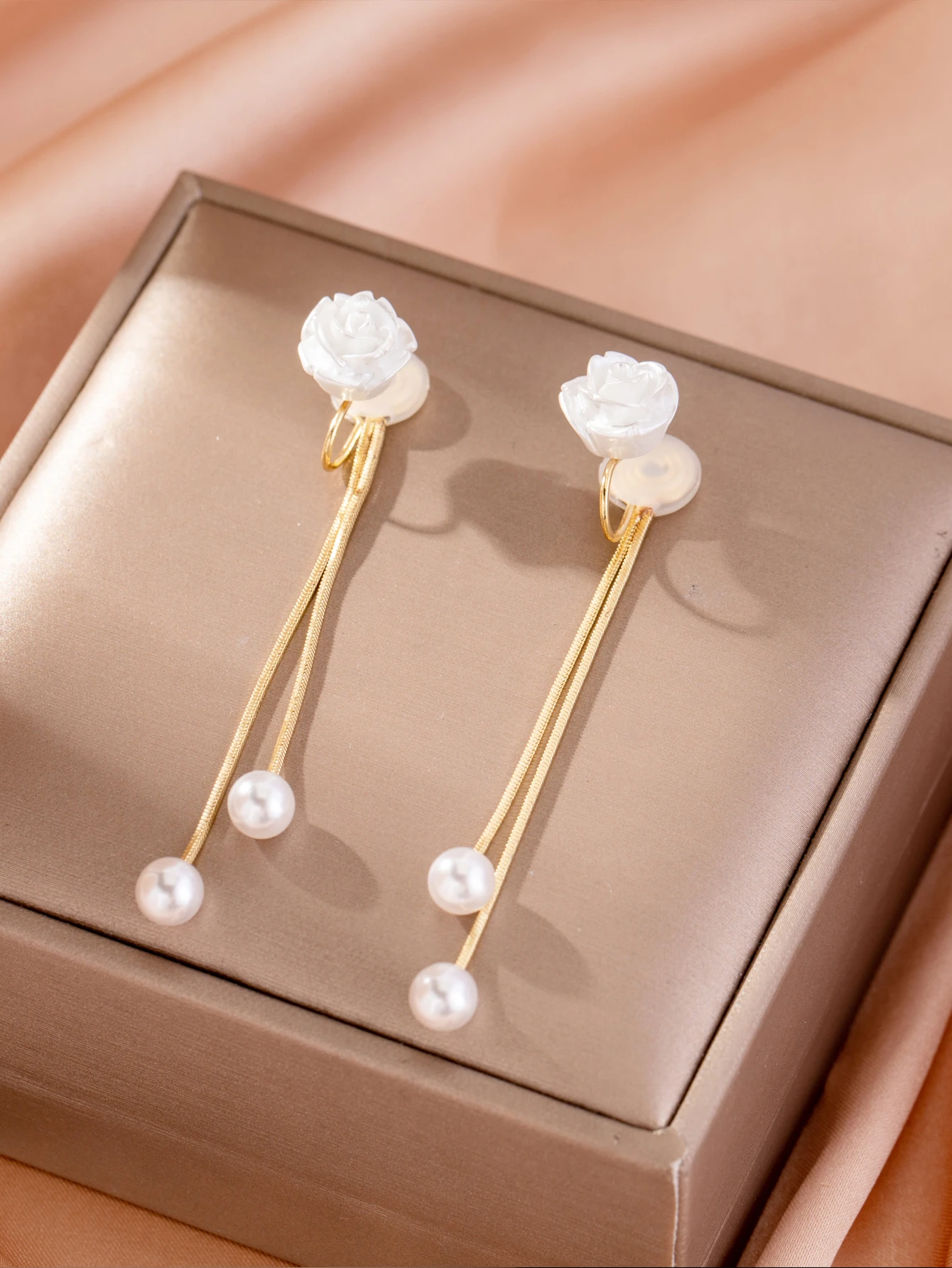 1 Paire De Boucles D'oreilles À Clips Avec Rose Camélia Blanche Et Fausses Perles Pour — vue 2