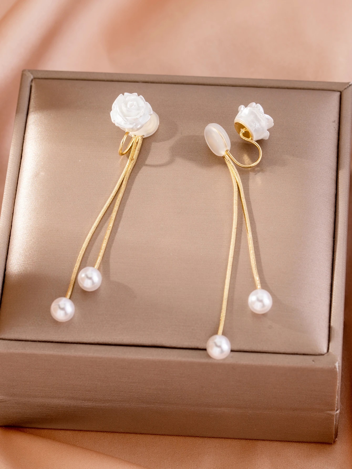 1 Paire De Boucles D'oreilles À Clips Avec Rose Camélia Blanche Et Fausses Perles Pour — vue 3