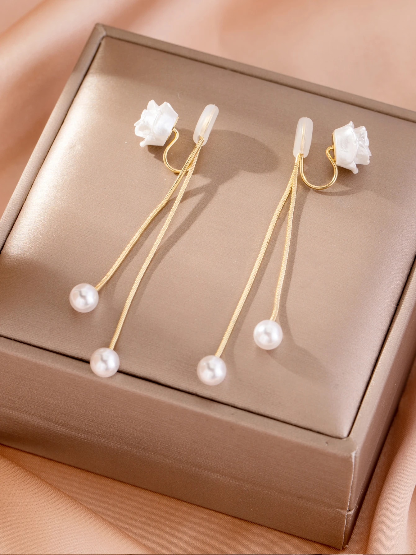 1 Paire De Boucles D'oreilles À Clips Avec Rose Camélia Blanche Et Fausses Perles Pour — vue 4