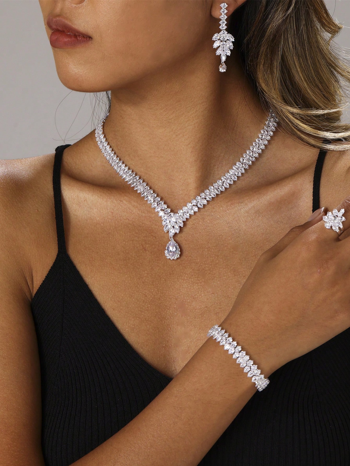 Ensemble de colliers en cristal de luxe étincelants, accessoires de bijoux pour robe de — vue 4