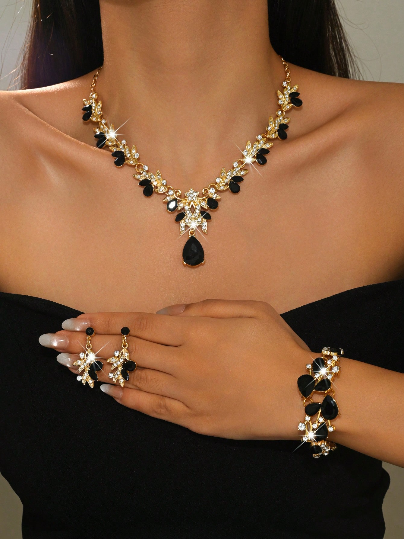 Ensemble de bijoux de mode comprenant un collier et des boucles d'oreilles brillants avec