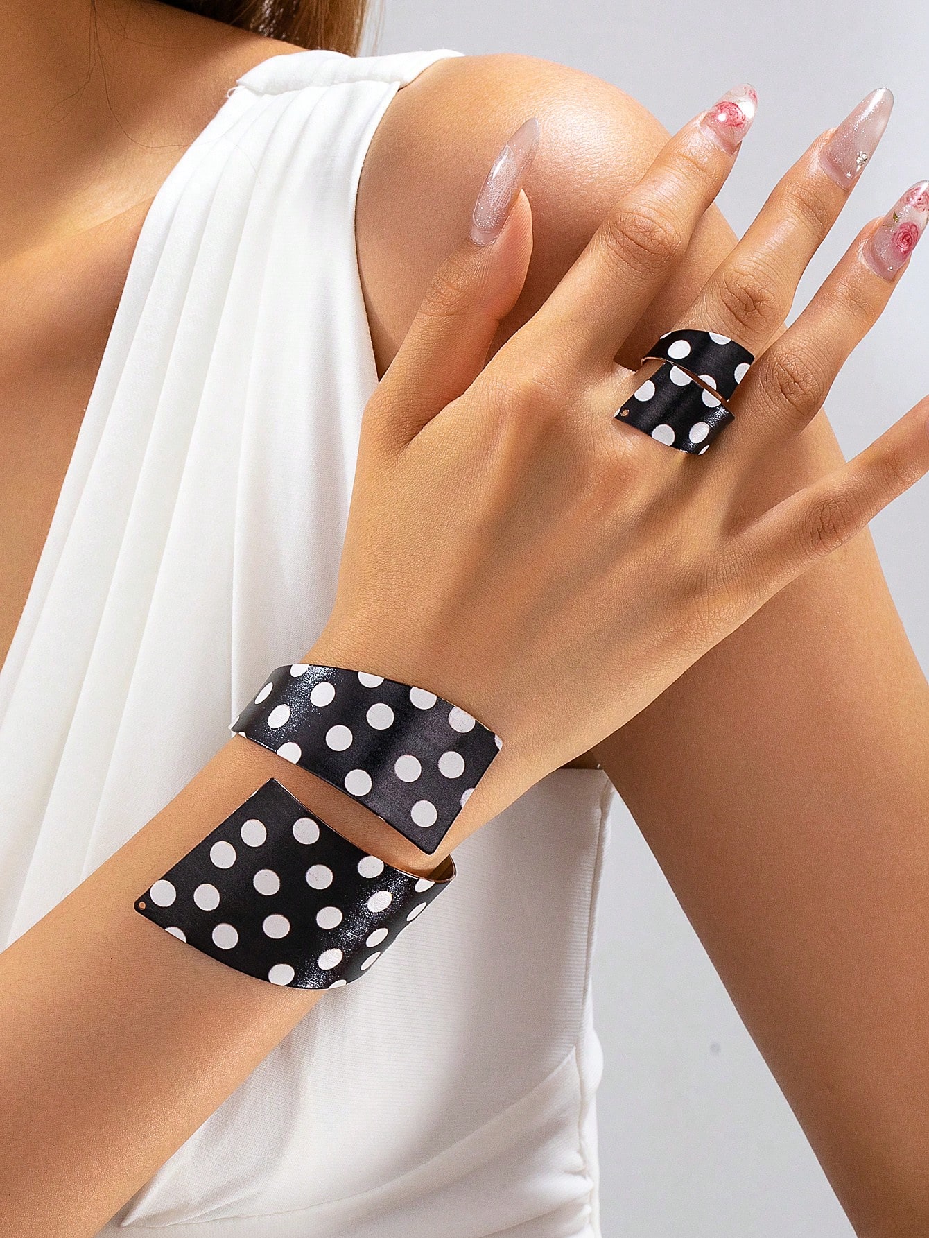 1 set de bracelet jonc géométrique doré et bague, assortiment de bracelet et bague, — vue 11