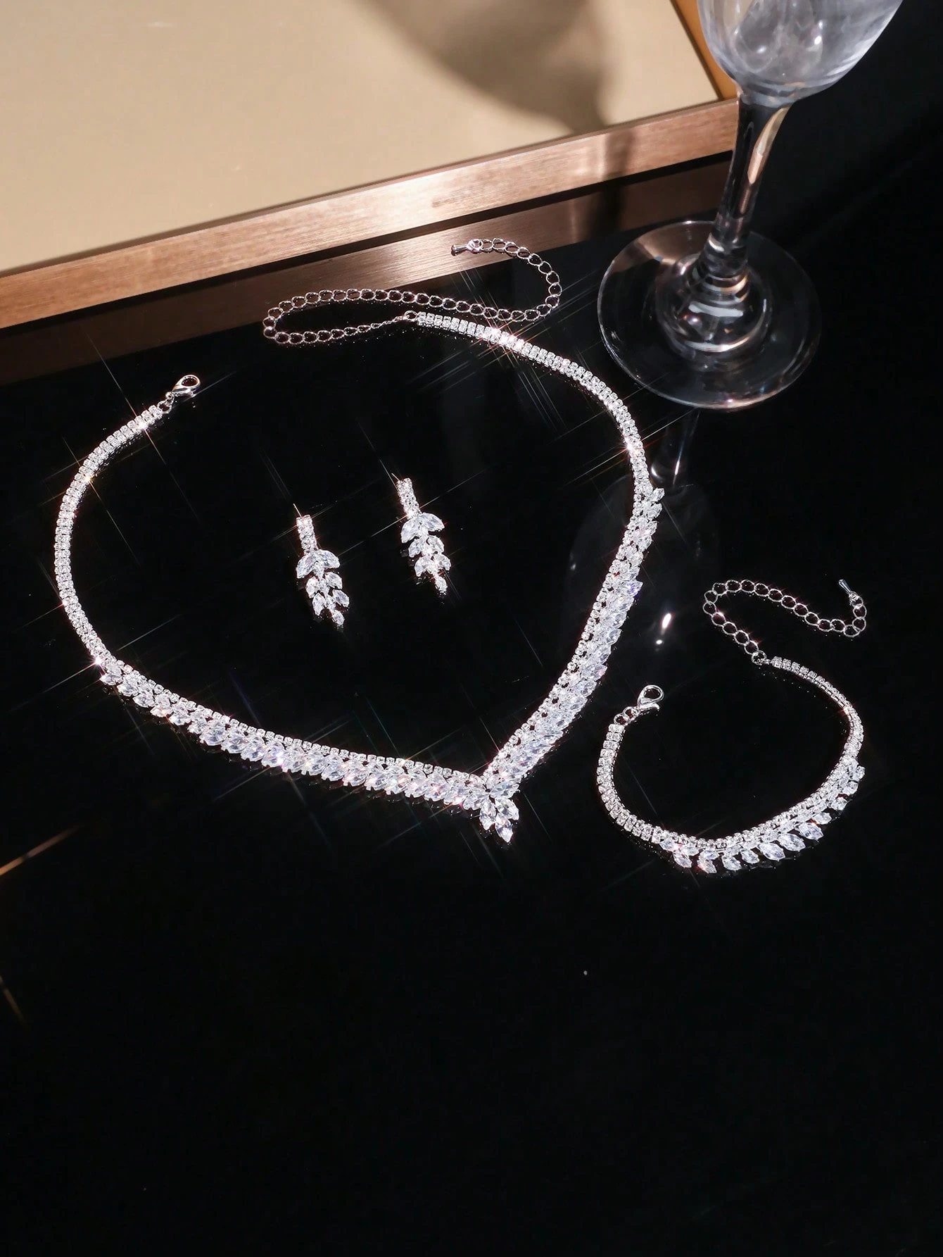1 set de collier en zirconium en forme de V pour femmes, bijoux de mode de luxe en — vue 3