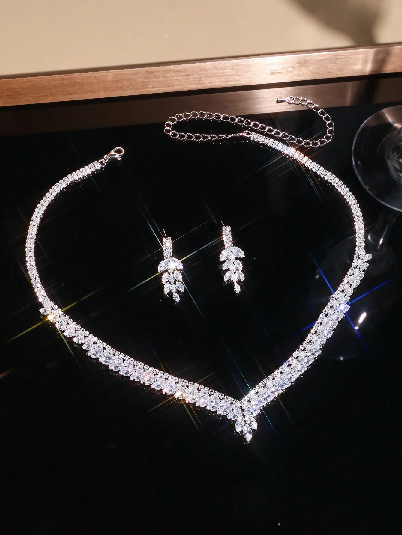 1 set de collier en zirconium en forme de V pour femmes, bijoux de mode de luxe en — vue 4