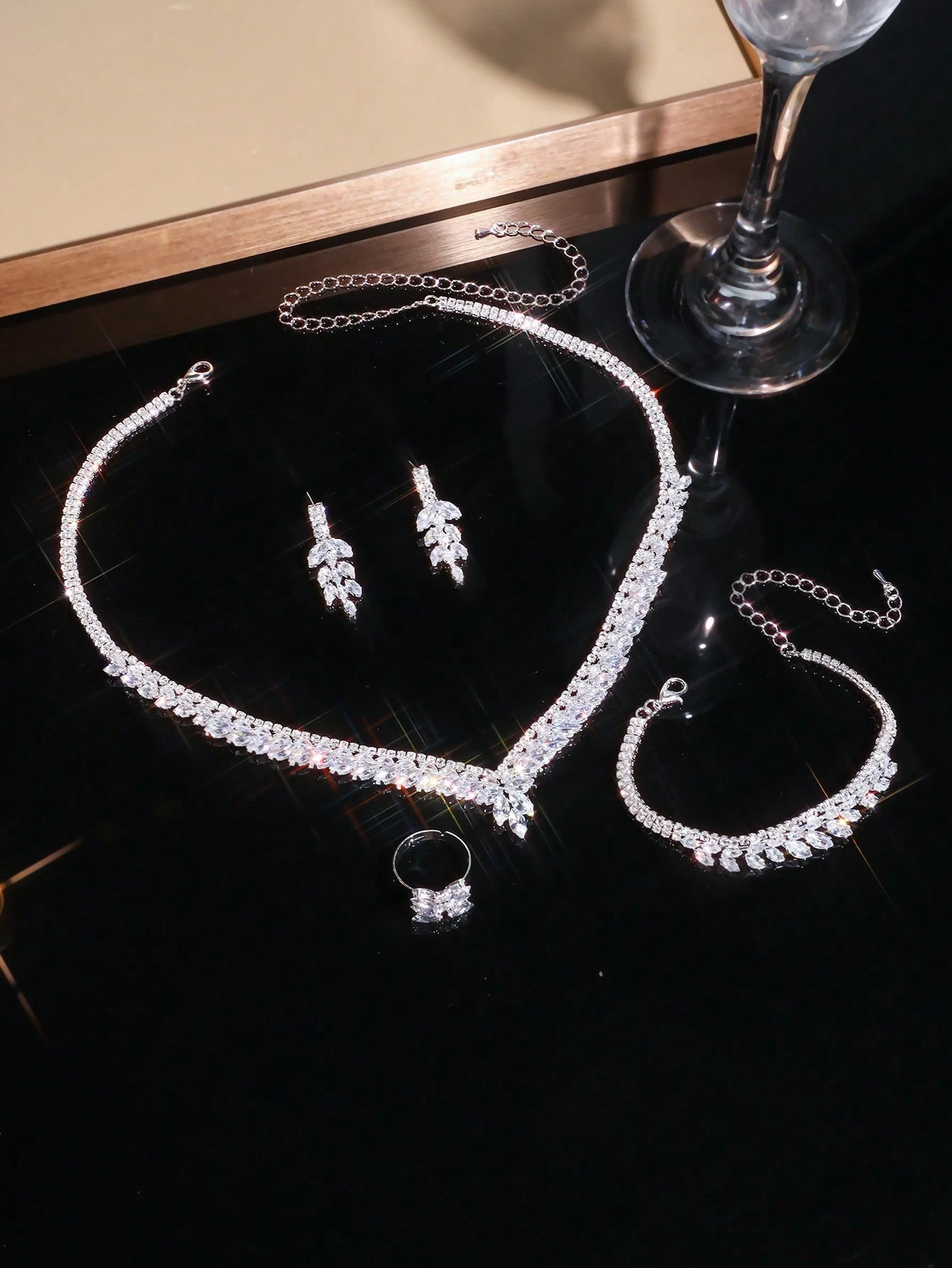 1 set de collier en zirconium en forme de V pour femmes, bijoux de mode de luxe en — vue 2