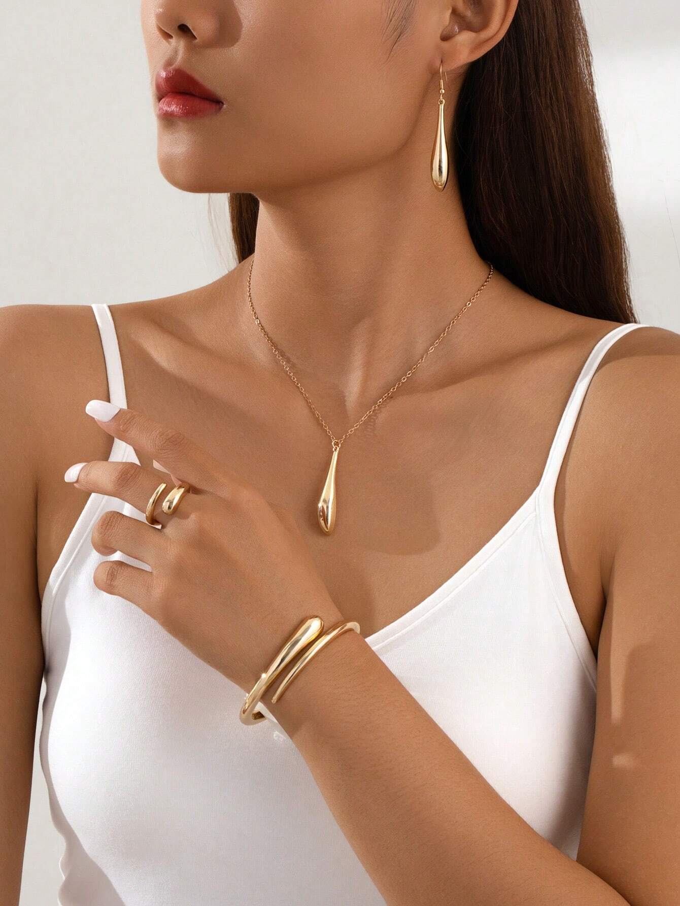 1 set Parure de bijoux comprenant bracelet, bague, boucles d'oreilles et collier avec