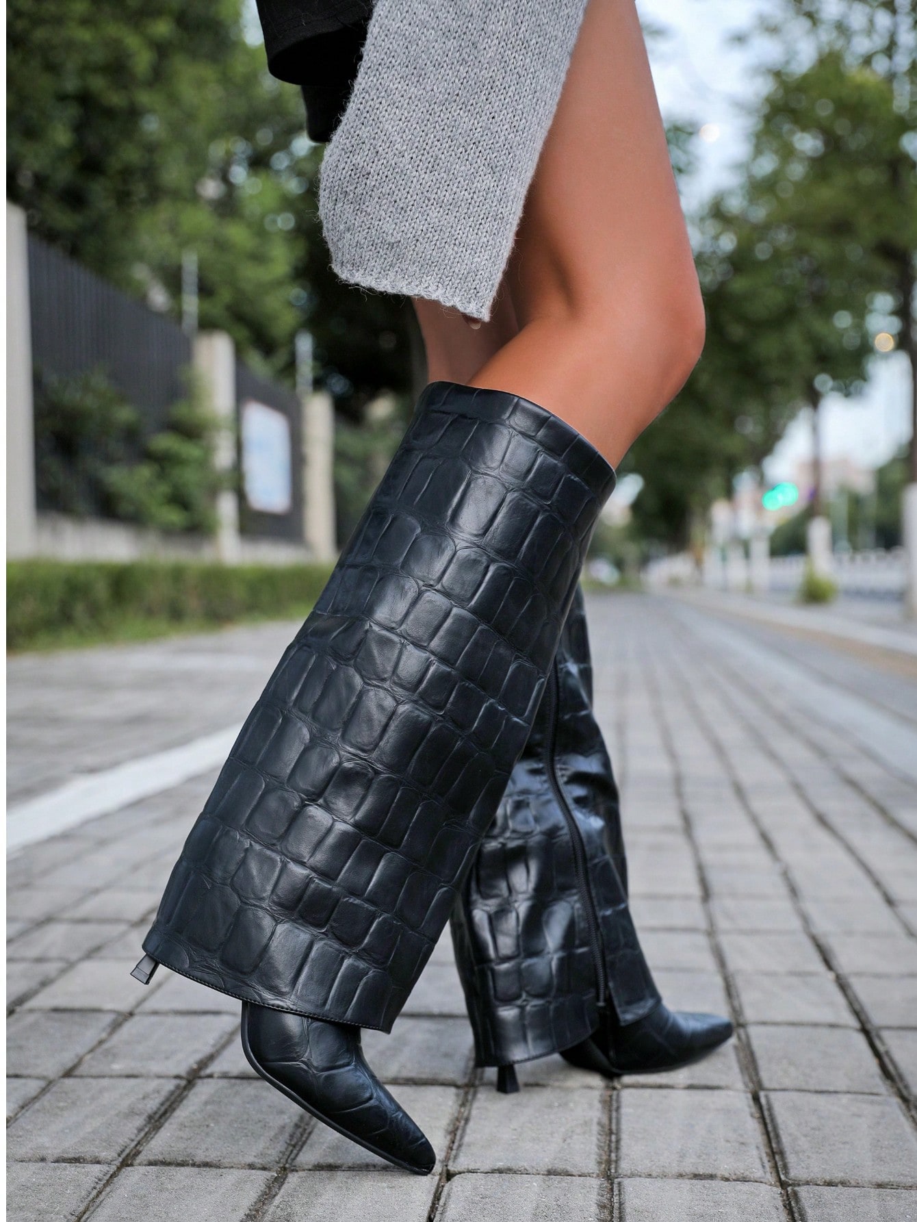 Bottes hautes à bout pointu avec texture de pierre noire et talons hauts fins. Bottes — vue 5