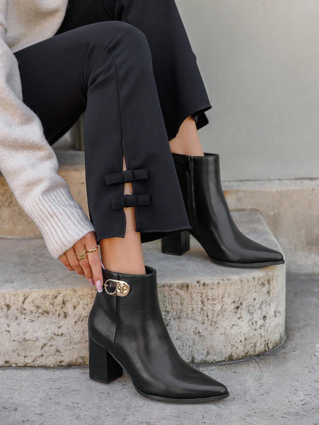 Bottines femme élégantes à talon bloc avec boucle dorée – Noir, Marron, Bordeaux — vue 2