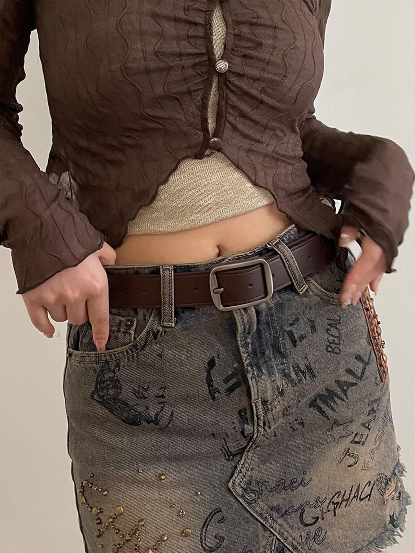 Ceinture en PU de couleur café avec boucle argentée et détails de couture. Bohème,