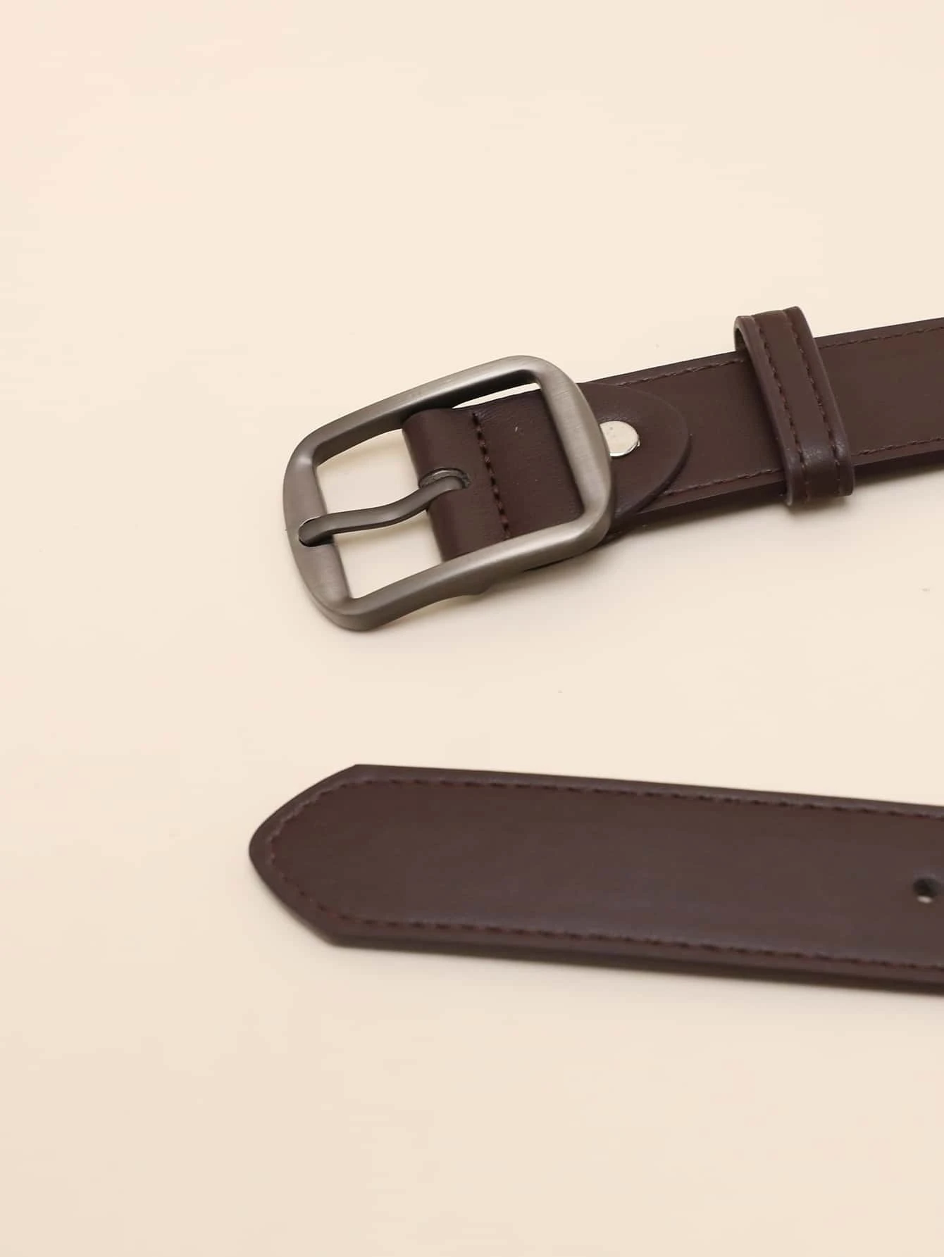 Ceinture en PU de couleur café avec boucle argentée et détails de couture. Bohème, — vue 10