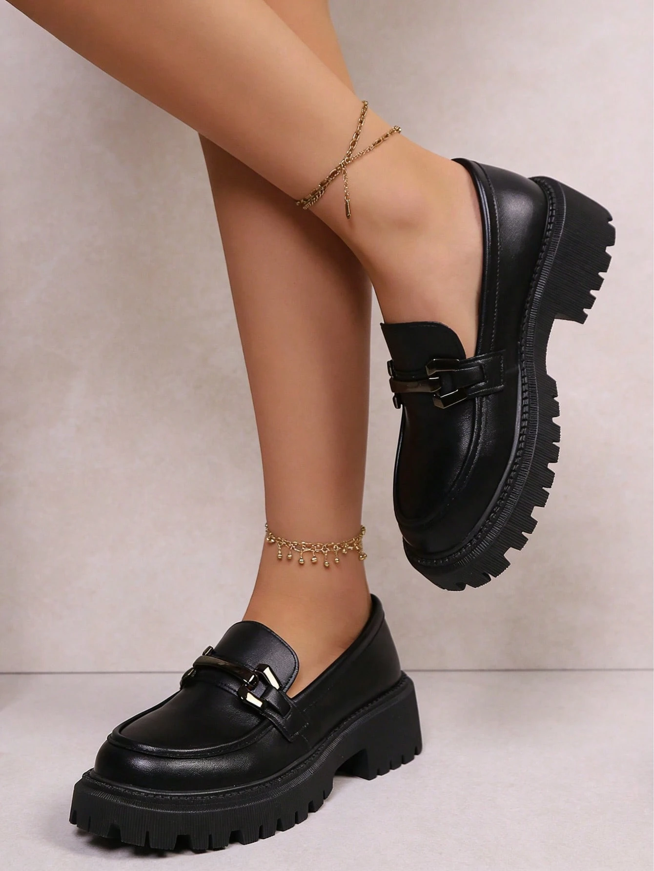 Mocassins noirs à semelle épaisse pour femmes, décoration de boucle métallique à la mode, — vue 4