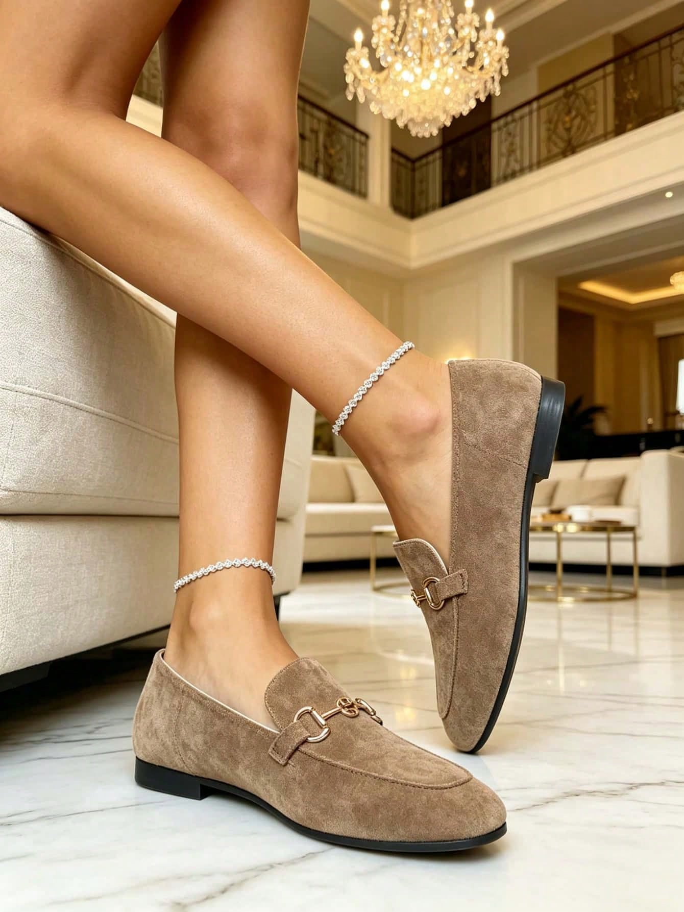 Mocassins de ballet plats pour femmes, en daim taupe avec boucle cheval dorée, à enfiler, — vue 4