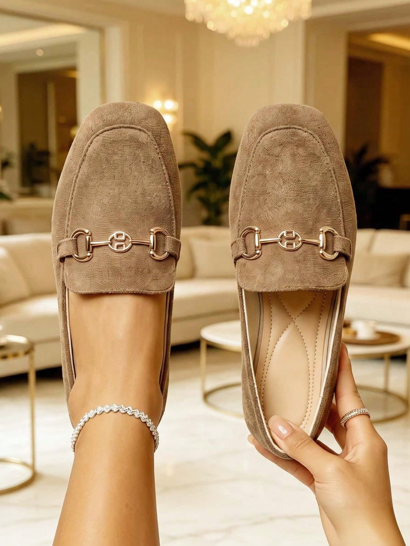 Mocassins de ballet plats pour femmes, en daim taupe avec boucle cheval dorée, à enfiler, — vue 6