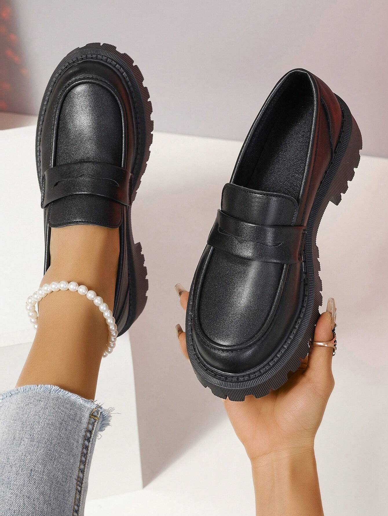 Mocassins de mode pour femmes noirs avec chaîne dorée, semelle souple et épaisse, style