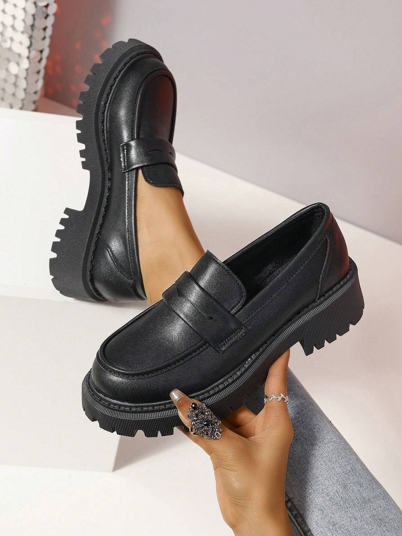 Mocassins de mode pour femmes noirs avec chaîne dorée, semelle souple et épaisse, style — vue 3