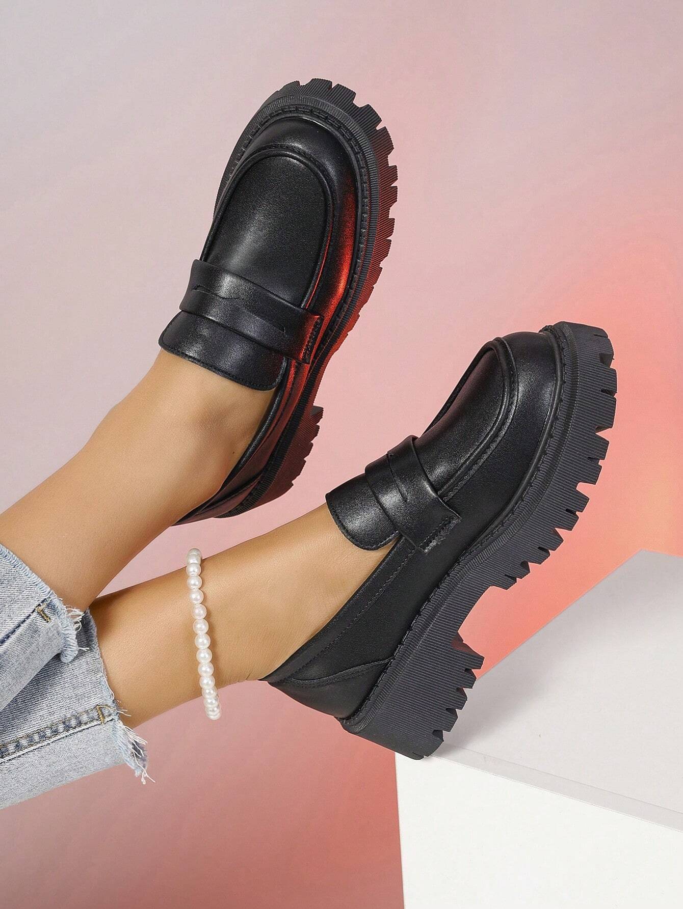 Mocassins de mode pour femmes noirs avec chaîne dorée, semelle souple et épaisse, style — vue 5