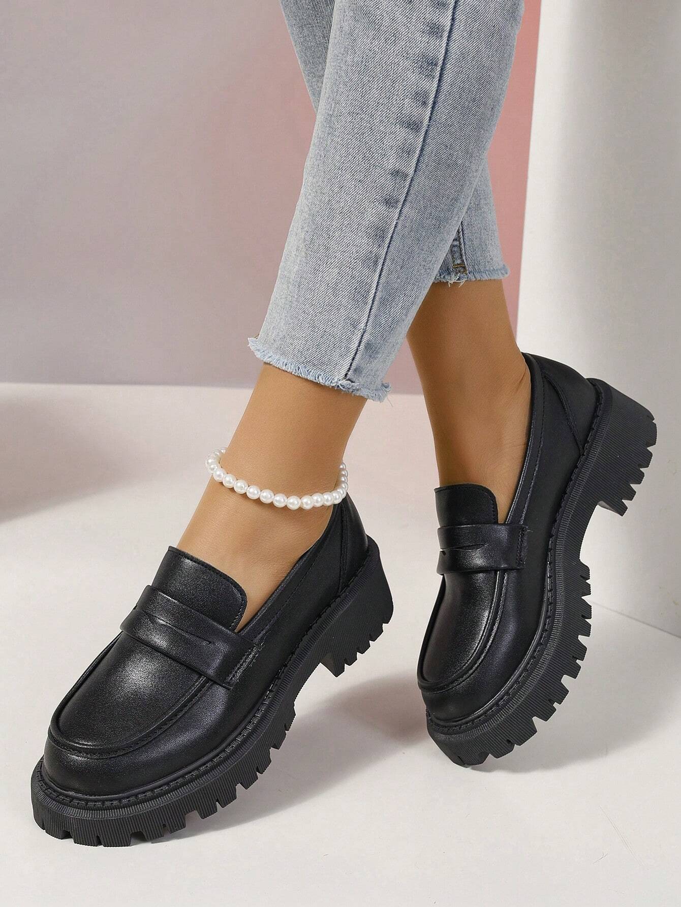 Mocassins de mode pour femmes noirs avec chaîne dorée, semelle souple et épaisse, style — vue 4