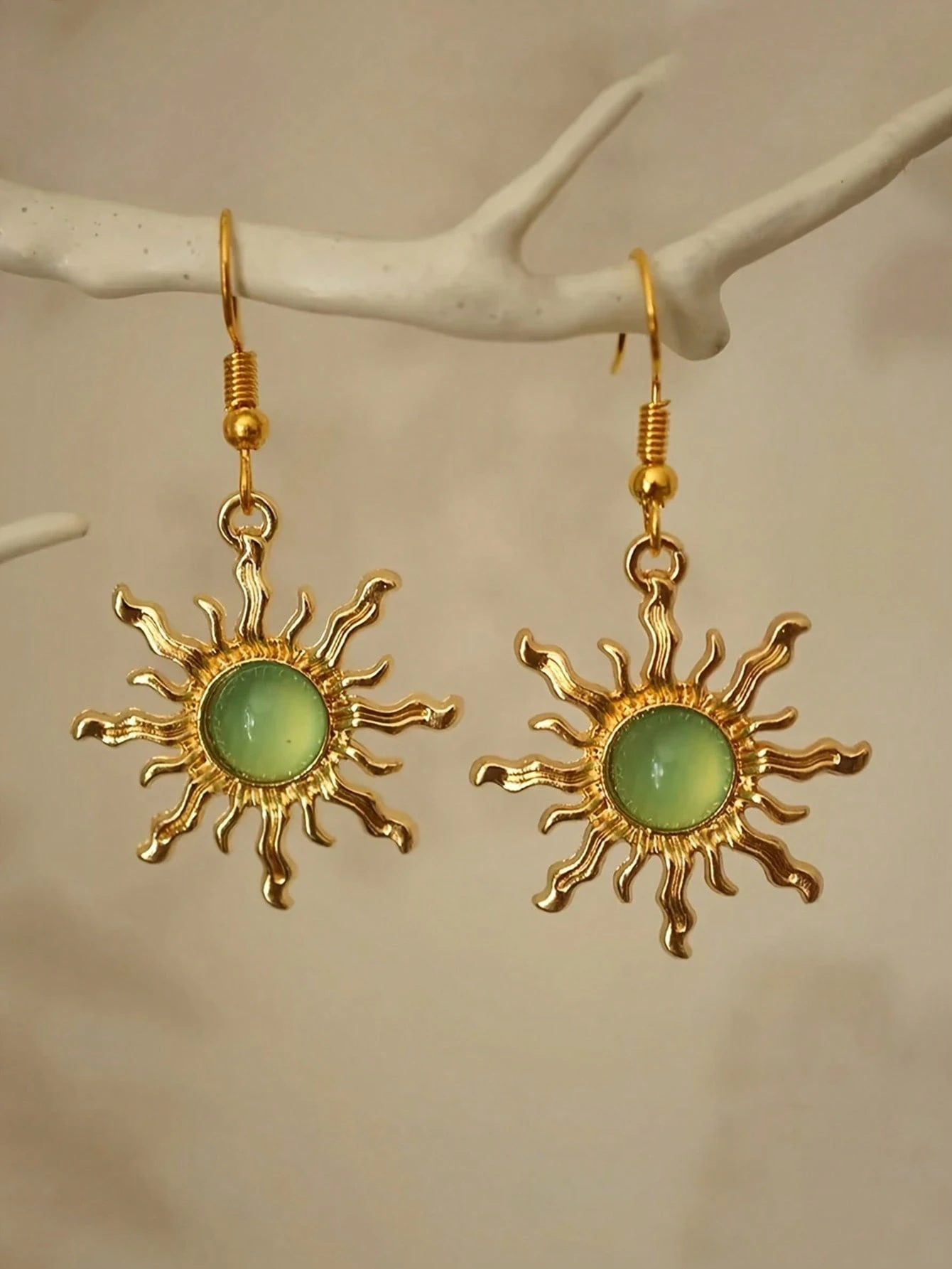 1 paire de boucles d'oreilles pendantes style bohème baroque en fausse jade plaquée or,