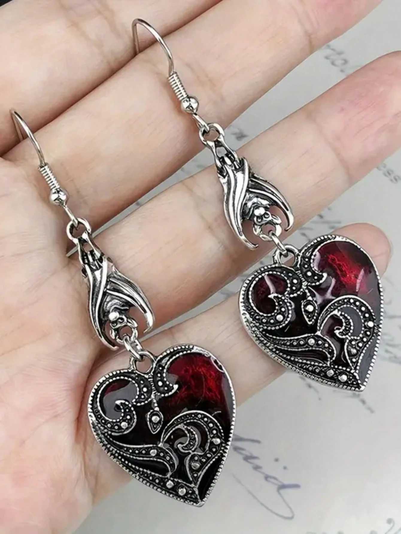 1 paire de boucles d'oreilles gothiques pendantes en alliage en forme de chauve-souris et