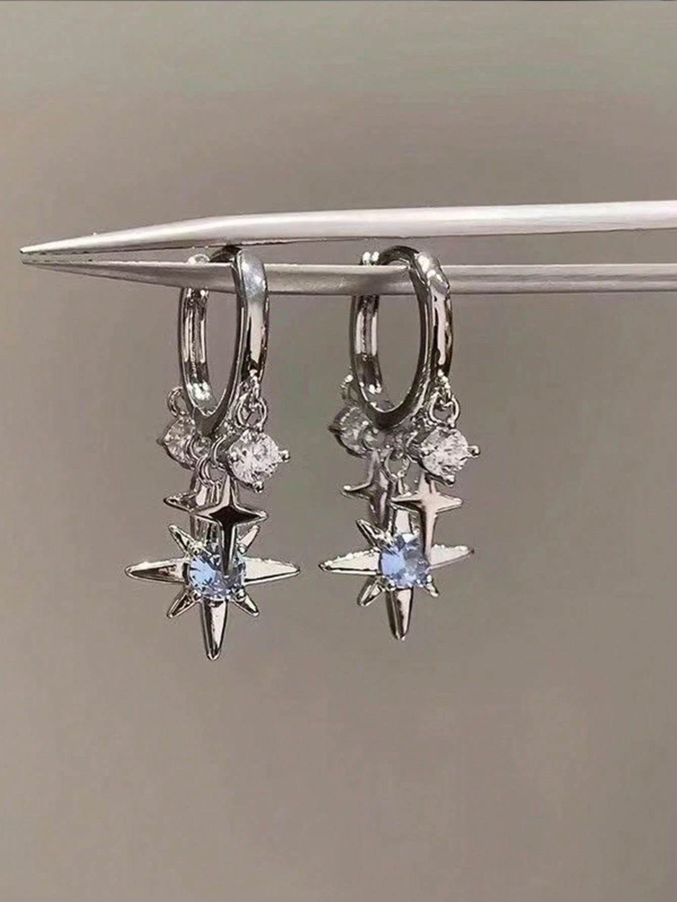 1 paire de boucles d'oreilles élégantes et à la mode en forme d'étoile à quatre branches, — vue 2