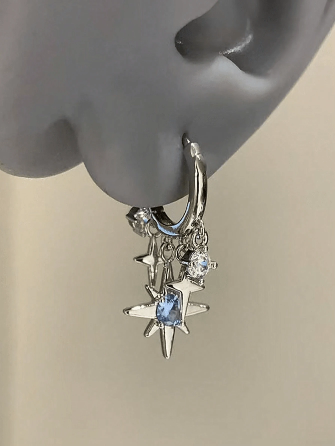 1 paire de boucles d'oreilles élégantes et à la mode en forme d'étoile à quatre branches,