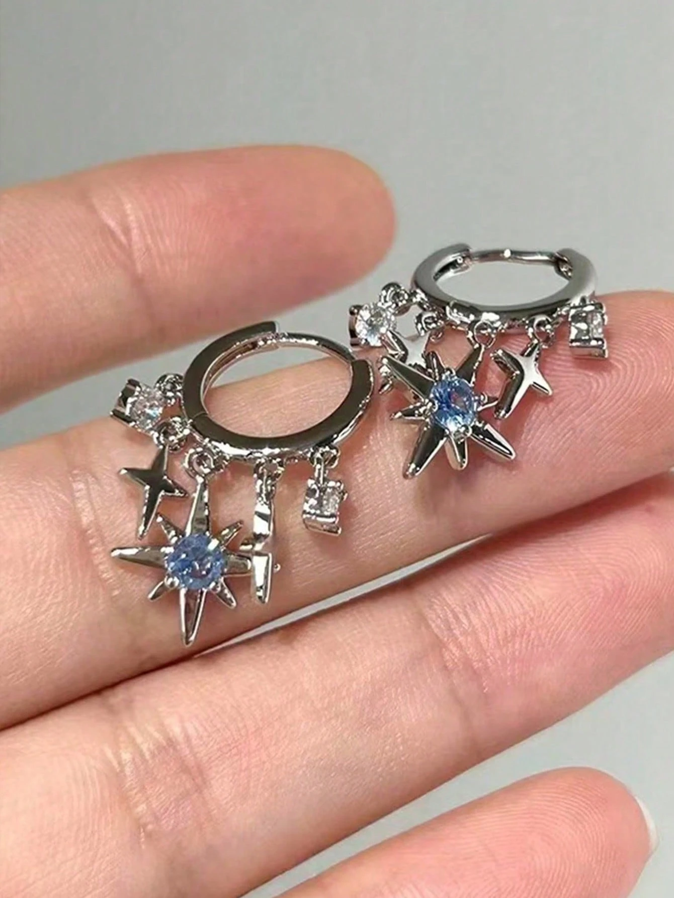1 paire de boucles d'oreilles élégantes et à la mode en forme d'étoile à quatre branches, — vue 3